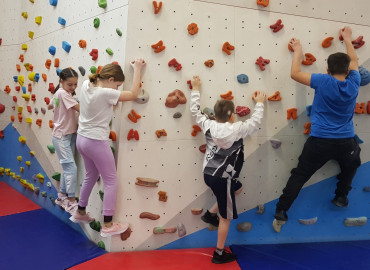 "Нет не досягаемых высот": в Нижнем Новгороде помогают особенным детям поверить в себя на занятиях скалолазанием